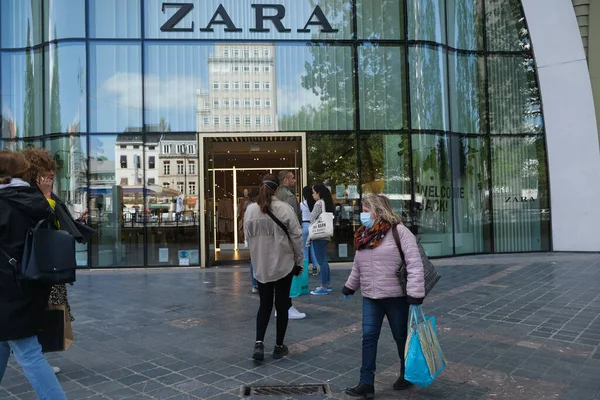 Клиенты Очереди Войти Магазины Улице Neuve Главной Торговой Улице Брюсселя — стоковое фото