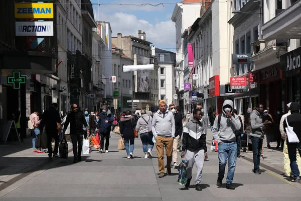 Müşteriler 11 Mayıs 2020 'de Brüksel, Belçika' nın ana ticari caddesi Neuve sokağındaki dükkanlara girmek için kuyruğa girdiler. Yetkililer, 11 Mayıs itibarıyla gereksiz mağazaların kapılarını müşterilere açmasına izin verdiler.. 