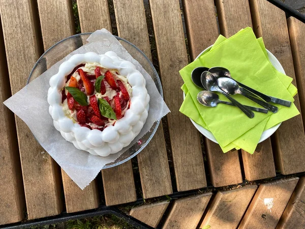 Házi Készítésű Habcsók Torta Pavlova Friss Érett Málna Tejszínhab — Stock Fotó