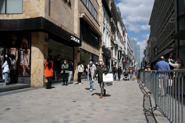 Yüz Maskesi Takan Insanlar Mayıs 2020 Pazartesi Günü Brüksel Koronavirüsün — Stok fotoğraf