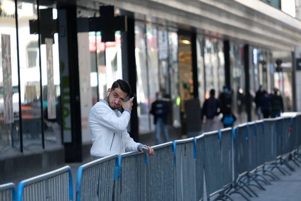 Люди Масках Идут Торговой Улице Время Постепенного Снятия Изоляции Предотвратить — стоковое фото