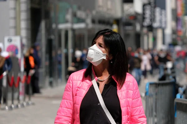 Personas Con Máscaras Faciales Caminan Por Calle Comercial Durante Levantamiento — Foto de Stock