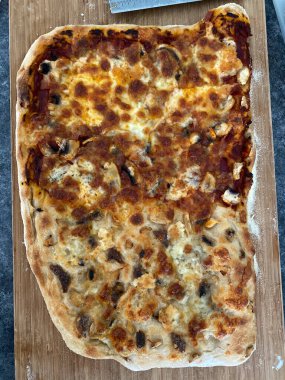 Ahşap kırsal masada ev yapımı pizza. 