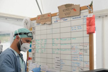 5 Mayıs 2020 'de Belçika' da, Liege Üniversite Hastanesi 'nin triyajında Coronavirus belirtileri gösteren çok az hasta ile tıbbi personel çalışmaktadır..