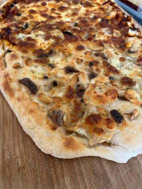 Ahşap kırsal masada ev yapımı pizza. 