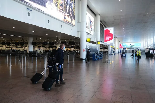 Passengers Wearing Mouth Masks Protect Spread Coronavirus Walk Nearly Empty — Stock Photo, Image