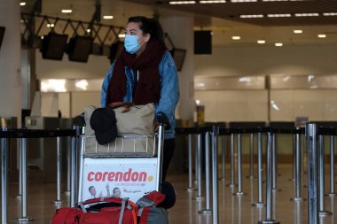 Koronavirüsün yayılmasını önlemek için ağız maskesi takan yolcular, 15 Mayıs 2020 'de Brüksel' deki Brüksel Uluslararası Havaalanı 'na giriş sırasında bekleyin..