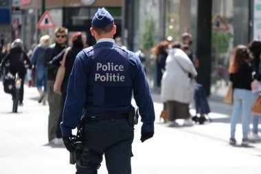 Brüksel, Belçika 11 Mayıs 2020. Polis memurları şehir merkezinde devriye geziyor..