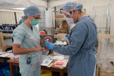 Bir sağlık çalışanı 5 Mayıs 2020 'de Belçika' daki Liege Üniversitesi Hastanesi 'nin acil servisinde koronavirüs testleri hazırlar..