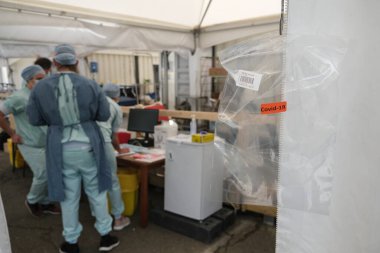 Bir sağlık çalışanı 5 Mayıs 2020 'de Belçika' daki Liege Üniversitesi Hastanesi 'nin acil servisinde koronavirüs testleri hazırlar..