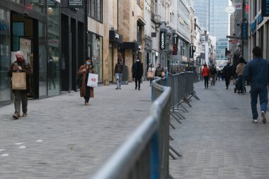 Yüz maskesi takan insanlar, 12 Mayıs 2020 Pazartesi günü Brüksel 'de koronavirüsün, COVID-19' un yayılmasını önlemek için, tecrit sürecinin kademeli kaldırılması sırasında ticari caddede yürürler..