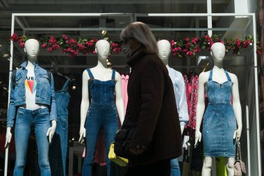 Yüz maskesi takan insanlar, 12 Mayıs 2020 Pazartesi günü Brüksel 'de koronavirüsün, COVID-19' un yayılmasını önlemek için, tecrit sürecinin kademeli kaldırılması sırasında ticari caddede yürürler..