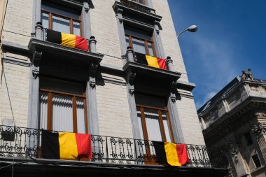 Belçika bayrakları 11 Mayıs 2020 'de Brüksel, Belçika' da balkondan sarkmaktadır.