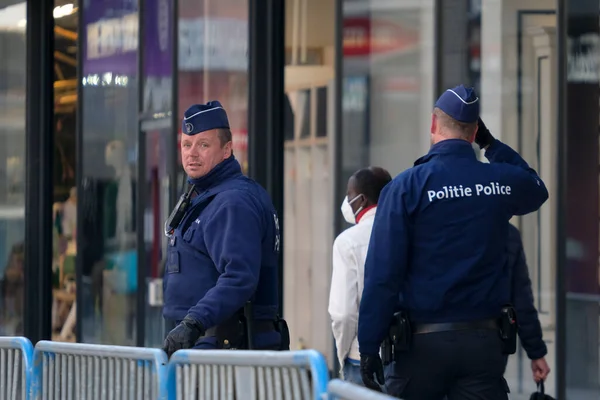 Brüssel Belgien Mai 2020 Polizisten Patrouillieren Zentralen Straßen Der Stadt — Stockfoto