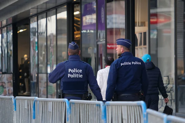 Brussel België Mei 2020 Politieagenten Patrouilleren Centrale Straten Van Stad — Stockfoto