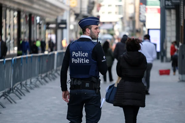 Brüssel Belgien Mai 2020 Polizisten Patrouillieren Zentralen Straßen Der Stadt — Stockfoto