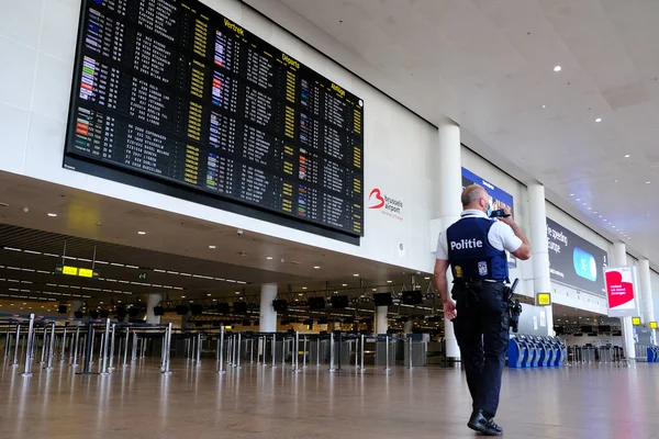 Polis Som Bär Skyddande Mask Promenader Tomma Avgångsområdet Bryssels Flygplats — Stockfoto