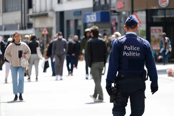 Bryssel Belgia Toukokuuta 2020 Poliisit Partioivat Kaupungin Keskuskaduilla — kuvapankkivalokuva