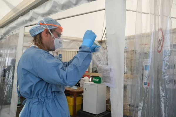 Agente Saúde Prepara Testes Coronavírus Uma Área Emergência Hospital Universitário — Fotografia de Stock