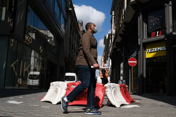 Arcmaszkot Viselő Emberek Végigsétálnak Kereskedelmi Utcán Zárlat Fokozatos Feloldása Során — Stock Fotó