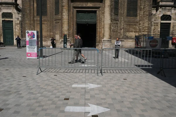 Pessoas Usando Máscaras Caminham Rua Comercial Durante Levantamento Gradual Bloqueio — Fotografia de Stock