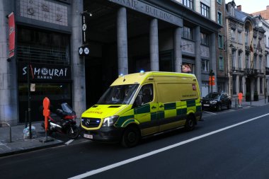 Belçika 'nın başkenti Brüksel' de 16 Mayıs 2020 'de Covid-19' un yayılmasını önlemek için kısmi tecrit sürecinde bir acil durum ambulansı..