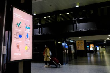 Posterler ve billbordlar, 4 Mayıs 2020 'de Brüksel metro istasyonunda yolcuları ağız maskesi zorunluluğundan haberdar ediyor..