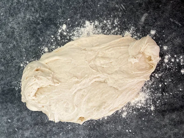 Дрожжевое Тесто Хлеба Пиццы Поверхности Выросло Испытано Поверхности Шиферной Мукой — стоковое фото