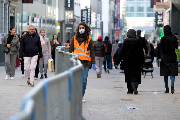 Een Steward Leidt Helpt Menigte Belangrijkste Winkelstraat Brussel België Mei — Stockfoto