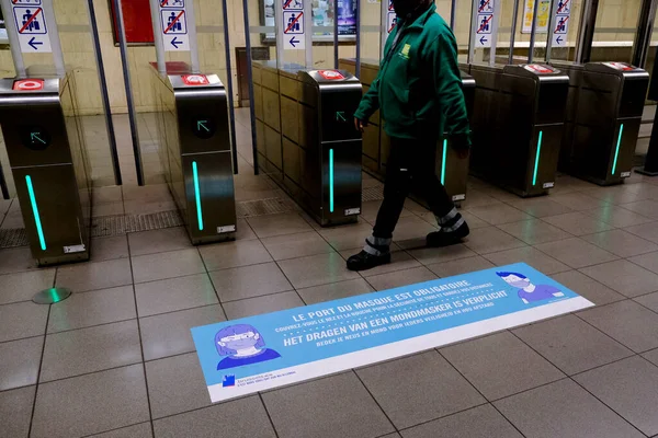포스터와 광고판은 2020 브뤼셀의 지하철역에서 손님들에게 마스크 의무를 알리고 — 스톡 사진