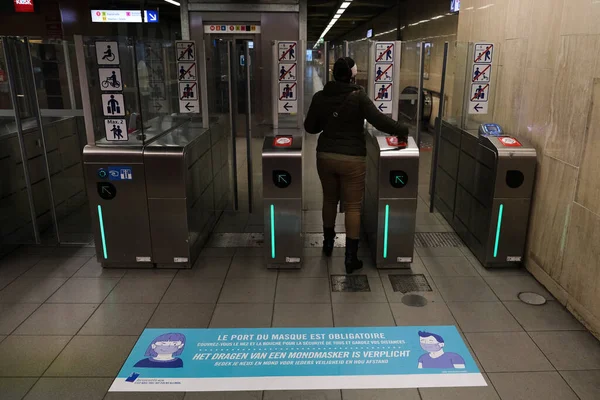 中国日报 的报道 2020年5月4日 布鲁塞尔地铁站张贴海报和招贴 告知乘客口罩的义务 — 图库照片