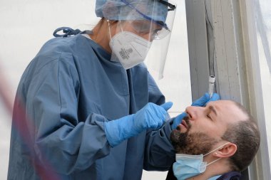 Bir sağlık çalışanı, 5 Mayıs 2020 'de Belçika' daki Liege Üniversitesi Hastanesi 'nde Coronavirus için genizden örnek alır.