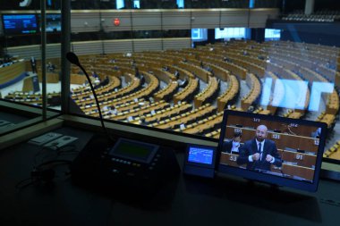 Belçika 'nın Brüksel kentinde 13 Mayıs 2020 tarihli Avrupa Parlamentosu' nun bir günlük genel kurul toplantısı sırasında çevirmen kabinine bakıldı..