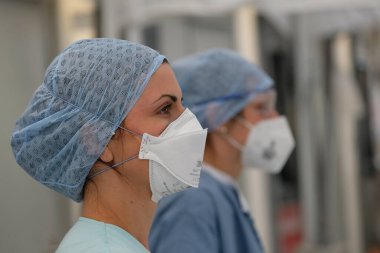 5 Mayıs 2020 'de Belçika' daki Liege Üniversitesi Hastanesi 'nde COVID-19 hastalarının yoğun bakım servisinde tıbbi personel çalışmaktadır.. 
