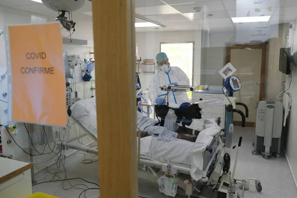 Bir hasta, 5 Mayıs 2020 'de Liege, Belçika' daki CHU de Liege hastanesinde Coronavirus hastalığı (COVID-19) için yoğun bakım ünitesinde görülmektedir..