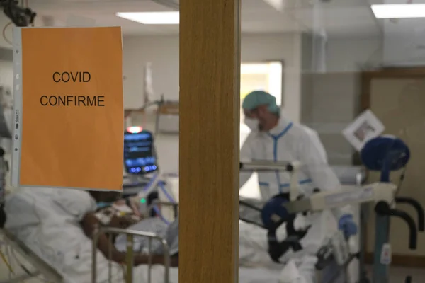 Paciente Atendido Unidade Terapia Intensiva Para Doença Coronavírus Covid Hospital — Fotografia de Stock