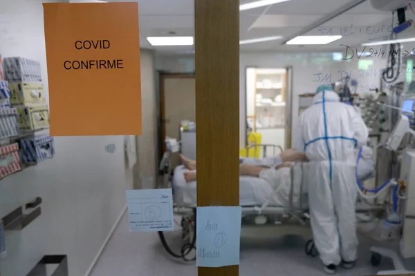 환자가 2020 벨기에 Chu Liege 병원에서 코로나 바이러스 Covid 치료실에서 — 스톡 사진