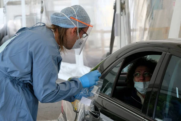 Agent Santé Effectue Test Coronavirus Sur Site Conduite Hôpital Universitaire — Photo