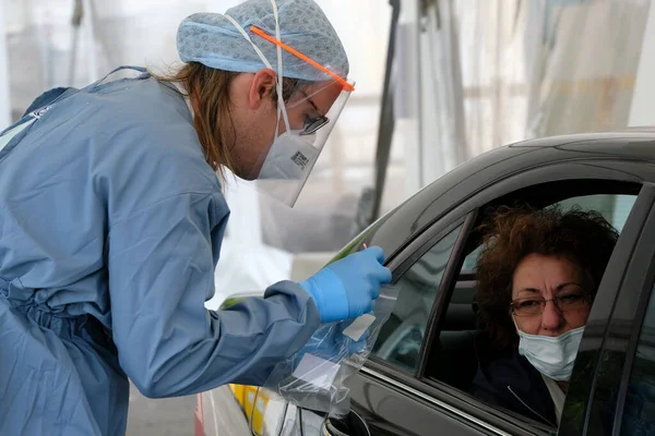 Agent Santé Effectue Test Coronavirus Sur Site Conduite Hôpital Universitaire — Photo