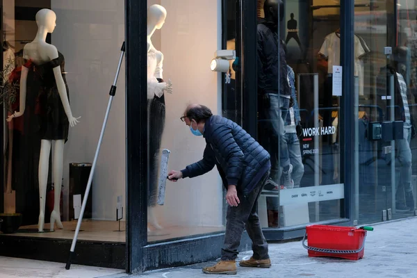 Empleado Limpia Ventana Una Tienda Antes Reapertura Tiendas Esenciales Bruselas —  Fotos de Stock