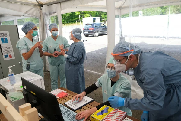 Membros Pessoal Médico Verificam Pessoas Local Testes Para Covid Hospital — Fotografia de Stock