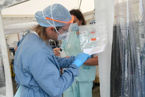 Membros Pessoal Médico Verificam Pessoas Local Testes Para Covid Hospital — Fotografia de Stock