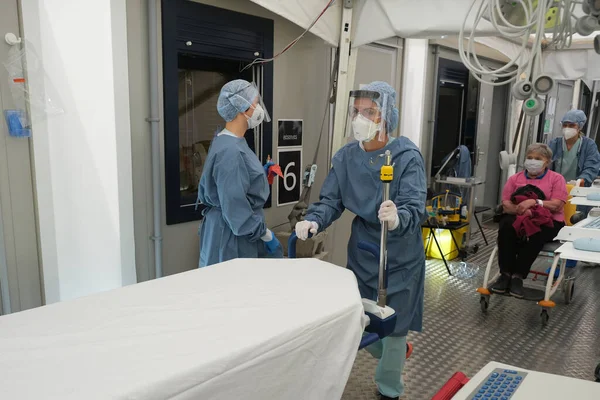 Orvosi Személyzet Tagjai Megvizsgálják Covid Belgiumi Liege Egyetemi Kórházban 2020 — Stock Fotó