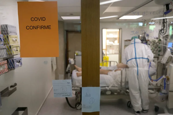 Equipe Médica Trabalha Enfermaria Terapia Intensiva Para Pacientes Covid Hospital — Fotografia de Stock