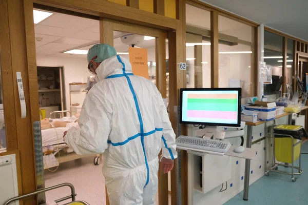 Equipe Médica Trabalha Enfermaria Terapia Intensiva Para Pacientes Covid Hospital — Fotografia de Stock