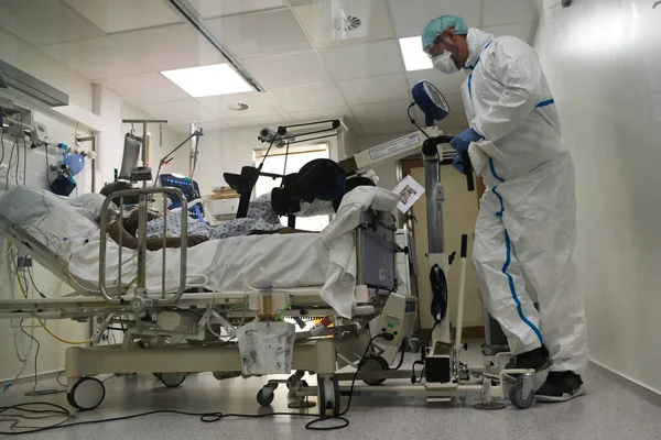 Equipe Médica Trabalha Enfermaria Terapia Intensiva Para Pacientes Covid Hospital — Fotografia de Stock