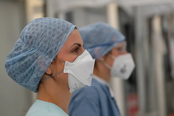 Equipe Médica Trabalha Enfermaria Terapia Intensiva Para Pacientes Covid Hospital — Fotografia de Stock