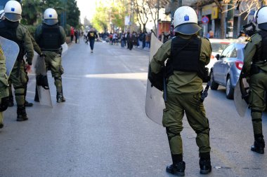 Yunanistan 'ın Atina kentindeki Ekonomi ve İş Üniversitesi' nin önünde 25 Şubat 2020 'de çevik kuvvet göstericileriyle çatışmaya girdi..