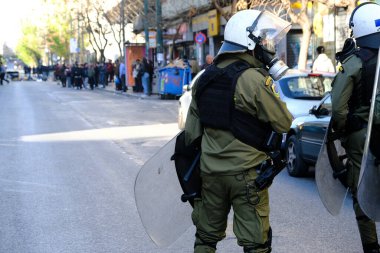 Yunanistan 'ın Atina kentindeki Ekonomi ve İş Üniversitesi' nin önünde 25 Şubat 2020 'de çevik kuvvet göstericileriyle çatışmaya girdi..