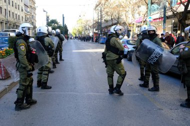 Yunanistan 'ın Atina kentindeki Ekonomi ve İş Üniversitesi' nin önünde 25 Şubat 2020 'de çevik kuvvet göstericileriyle çatışmaya girdi..